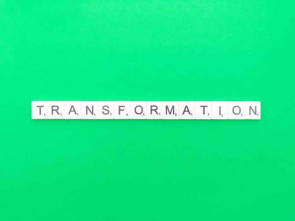 Comment transformer un look de jour en tenue de soirée ?