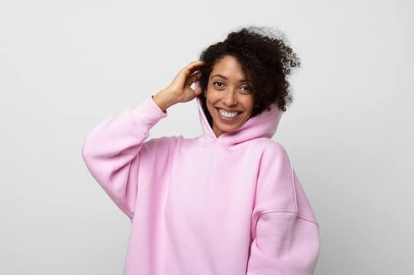 Quelles sont les options de personnalisation pour un sweat pour femme ?
